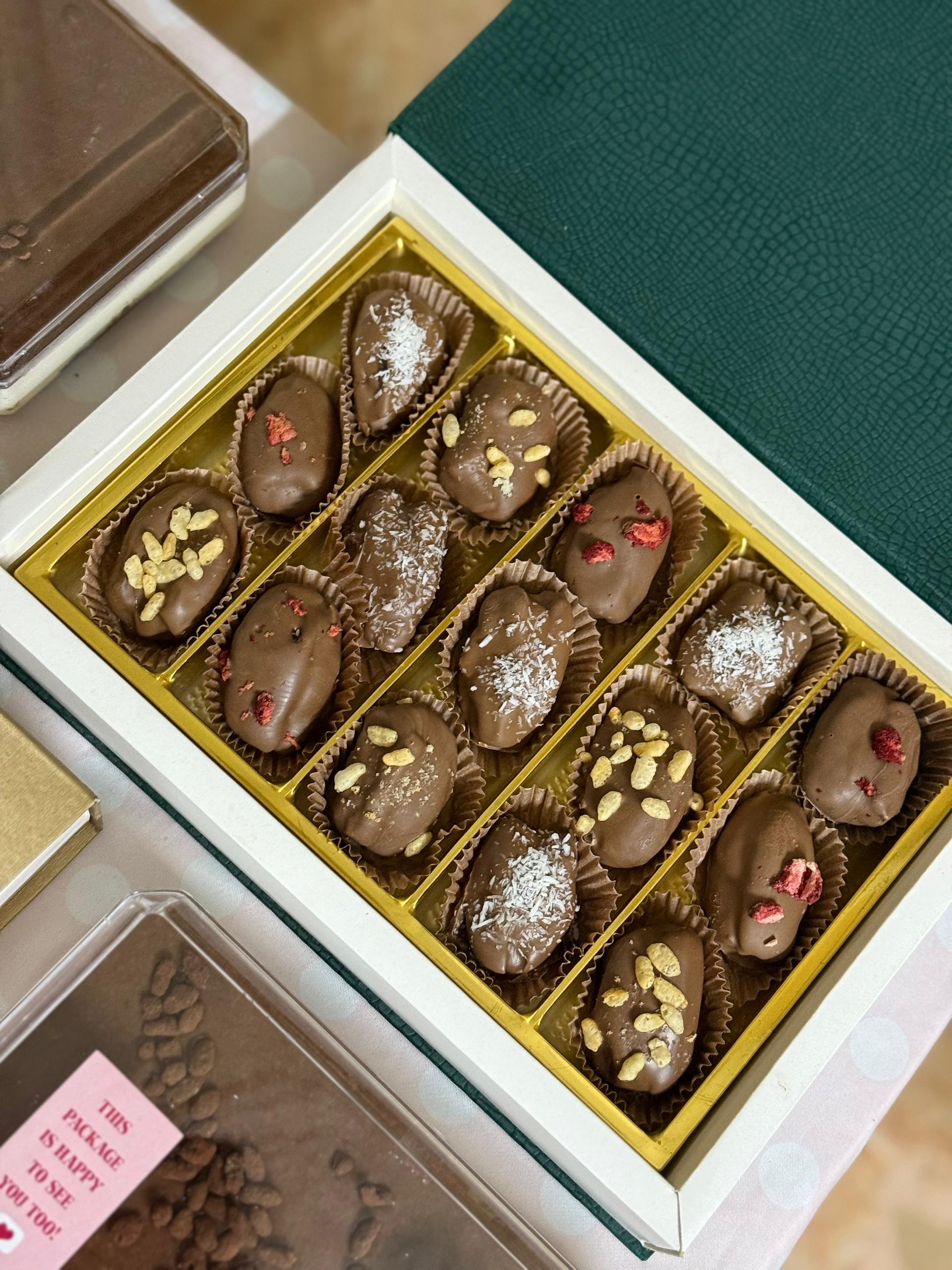 علبة تمر محشي